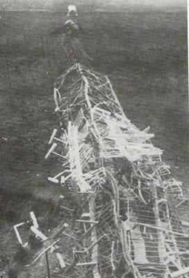 Photographie du pylône de Roc'h Trédudon après l'attentat