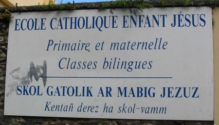 Panneau d'une école du réseau Dihun avec des classes bilingues