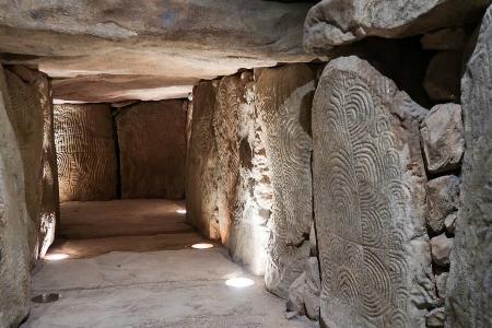 Chambre à couloir de Gavrinis, avec ses gravures