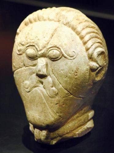 Photo d'une tête sculptée dans la pierre