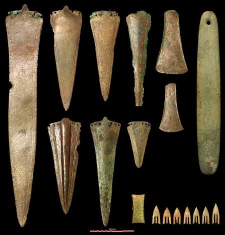 Objets en bronze de l'époque : poignards, haches, pointes de flèches, ...