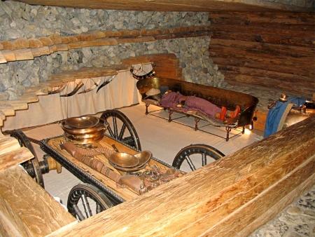 Photographie d'une reconstitution d'une tombe à char